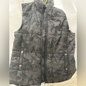 Vuori Truckee camo vest